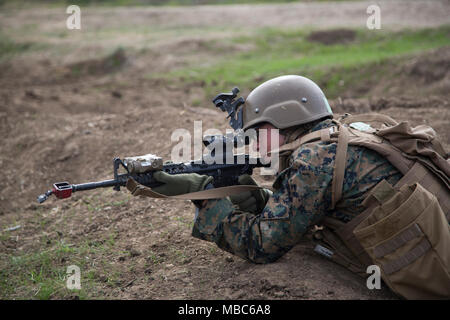 Us Marine Corps Pvt. Jesus Almanza, 20, aus Simi Valley, Calif., ein Schüler in der Schule der Ausbildung Infantry-West, Infanterie Bataillon, Beiträge Sicherheit in einer Maschine Geschützstellung auf Camp Pendleton, Calif., Feb 14, 2018. Infanterie Bataillon Ausbildung entwickelt und zertifiziert Marines als riflemen, Maschinengewehrschützen, mortarmen, Infanterie assault Marines, und Panzerabwehr missilemen Um grundsätzlich qualifizierte Infanteristen für Service in der operativen Kräfte zur Verfügung zu stellen. (U.S. Marine Corps Stockfoto