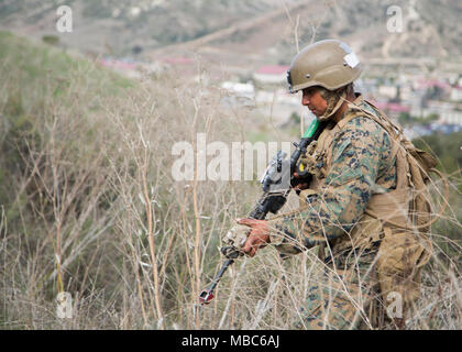 Us Marine Corps Pvt. Favian Estrada, 19, aus Kalifornien, MO, ein Schüler in der Schule der Infanterie - West, Infanterie Ausbildung Bataillon, Patrouillen entlang einem Hügel auf der Marine Corps Base Camp Pendleton, Calif., Feb 14, 2018. Infanterie Bataillon Ausbildung entwickelt und zertifiziert Marines als riflemen, Maschinengewehrschützen, mortarmen, Infanterie assault Marines, und Panzerabwehr missilemen Um grundsätzlich qualifizierte Infanteristen für Service in der operativen Kräfte zur Verfügung zu stellen. (U.S. Marine Corps Stockfoto