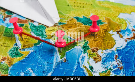 Reiseziel Punkte auf der Weltkarte angezeigt mit bunten Reißnägel, Seil und flache Tiefenschärfe. Stockfoto