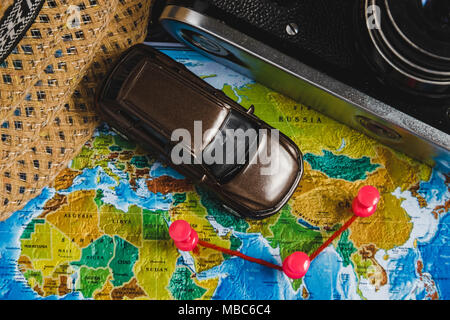 Automotive Reiseziel Punkte auf der Weltkarte angezeigt mit bunten Reißnägel, Seil und flache Tiefenschärfe. Stockfoto