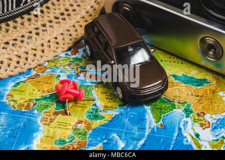 Automotive Reiseziel Punkte auf der Weltkarte angezeigt mit bunten Reißnägel, Seil und flache Tiefenschärfe. Stockfoto