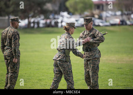 Us Marine Sgt. Maj. Earl Budd, Sergeant Major des 7. Techniker Bataillon, 1. Marine Logistik Gruppe, liefert die Non-Commissioned Officer Schwert Oberstleutnant Jennifer Nash, kommandierender Offizier der 7. ESB, 1. MLG, während die 7. ESB Post und Relief Zeremonie in Camp Pendleton, Kalifornien, 14.02.2018. Budd wird nun übernehmen das Kommando als neuer Sergeant Major des 7. ESB und seine Marines in der Zukunft führen. (U.S. Marine Corps Stockfoto