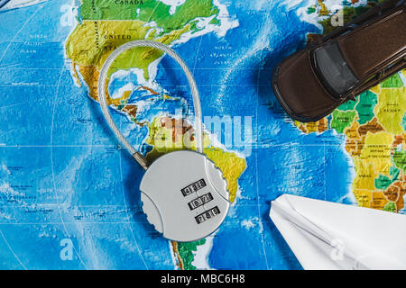 Code Lock, Spielzeugauto, Papercraft Flugzeug auf Karte Welt Hintergrund. Concept-Ban auf Reisen, Mangel an Visa. Stockfoto