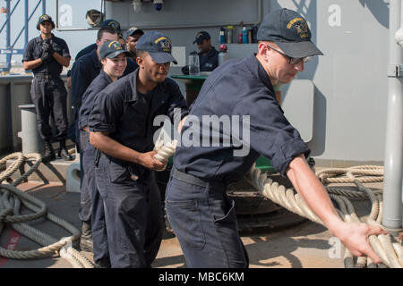 LAEM CHABANG, Thailand (Feb. 14, 2018) Segler hebe einen Liegeplatz im Meer-und-anker detail an Bord der Amphibisches Schiff USS BONHOMME RICHARD (LHD6) als das Schiff fährt Laem Chabang, Thailand, Übung Cobra Gold 2018 zu unterstützen. Bonhomme Richard beteiligt sich an CG 18 neben Royal Thai Navy Schiffe und Personal, die Durchführung einer Reihe von Amphibischen Operationen, die taktischen Kompetenzen der Teilnehmer und Flex kombiniert Funktionen für unvorhergesehene Ereignisse zu reagieren, verbessert wird. Cobra Gold ist eine jährliche Übung im Königreich Thailand durchgeführt wurde in diesem Jahr vom 13-23 Februar mit sieben Stockfoto