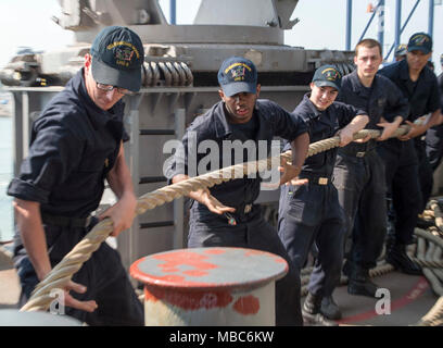 LAEM CHABANG, Thailand (Feb. 14, 2018) Segler hebe einen Liegeplatz im Meer-und-anker detail an Bord der Amphibisches Schiff USS BONHOMME RICHARD (LHD6) als das Schiff fährt Laem Chabang, Thailand, Übung Cobra Gold 2018 zu unterstützen. Bonhomme Richard beteiligt sich an CG 18 neben Royal Thai Navy Schiffe und Personal, die Durchführung einer Reihe von Amphibischen Operationen, die taktischen Kompetenzen der Teilnehmer und Flex kombiniert Funktionen für unvorhergesehene Ereignisse zu reagieren, verbessert wird. Cobra Gold ist eine jährliche Übung im Königreich Thailand durchgeführt wurde in diesem Jahr vom 13-23 Februar mit sieben Stockfoto