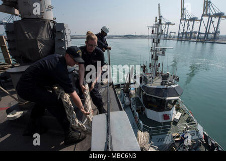 LAEM CHABANG, Thailand (Feb. 14, 2018) Segler warf einen Liegeplatz im Meer-und-anker detail an Bord der Amphibisches Schiff USS BONHOMME RICHARD (LHD6) als das Schiff fährt Laem Chabang, Thailand, Übung Cobra Gold 2018 zu unterstützen. Bonhomme Richard beteiligt sich an CG 18 neben Royal Thai Navy Schiffe und Personal, die Durchführung einer Reihe von Amphibischen Operationen, die taktischen Kompetenzen der Teilnehmer und Flex kombiniert Funktionen für unvorhergesehene Ereignisse zu reagieren, verbessert wird. Cobra Gold ist eine jährliche Übung im Königreich Thailand durchgeführt wurde in diesem Jahr vom 13-23 Februar mit sieben Stockfoto