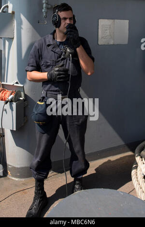 LAEM CHABANG, Thailand (Feb. 14, 2018) Segler warf einen Liegeplatz im Meer-und-anker detail an Bord der Amphibisches Schiff USS BONHOMME RICHARD (LHD6) als das Schiff fährt Laem Chabang, Thailand, Übung Cobra Gold 2018 zu unterstützen. Bonhomme Richard beteiligt sich an CG 18 neben Royal Thai Navy Schiffe und Personal, die Durchführung einer Reihe von Amphibischen Operationen, die taktischen Kompetenzen der Teilnehmer und Flex kombiniert Funktionen für unvorhergesehene Ereignisse zu reagieren, verbessert wird. Cobra Gold ist eine jährliche Übung im Königreich Thailand durchgeführt wurde in diesem Jahr vom 13-23 Februar mit sieben Stockfoto