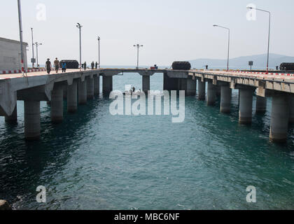 U.S. Navy Seabees von Unterwasser Bau Team 2 und Royal Thai Navy Taucher prüfen Thrung Prong Pier in Sattahip Marinebasis in Chonburi, Thailand, 14.02.2018. Übung Cobra Gold 2018 ist eine jährliche Übung im Königreich Thailand durchgeführt wurde von Feb.13-23 mit sieben voll teilnehmenden Nationen. (U.S. Marine Stockfoto