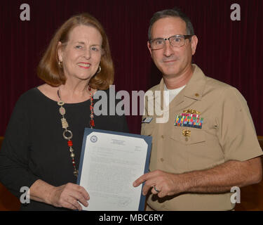 SAN DIEGO (Feb. 01, 2018) CAPT. Joel Roos, Naval Medical Center San Diego kommandierenden Offizier, präsentiert Ann Glassmoyer, ein genehmigter klinischer Sozialarbeiter an der Universität von San Diego mit einem Brief der Wertschätzung für die Unterstützung der NMCSD wellness Ausschuss. Die NMCSD Wellness Anbieter sind ein integraler Teil der Patientensicherheit Engagement im Krankenhaus. (U.S. Marine Stockfoto