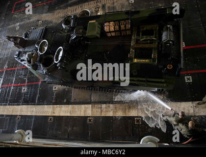 Ozean (Feb. 14, 2018) Marines bis 26 Marine Expeditionary Unit Schlauch zugewiesenen ein amphibisches Fahrzeug in das Deck des Dock Landung Schiff USS Oak Hill (LSD 51). Die Iwo Jima Amphibious Ready Gruppe begibt sich die 26 MEU und umfasst Oak Hill, die Amphibisches Schiff USS Iwo Jima (LHD7), die amphibious Transport dock Schiff USS New York (LPD 21), Flotte Op-Team 8, Hubschrauber Meer Combat Squadron 28, Tactical Air Control Squadron 22, Komponenten der Naval Beach Gruppe 2 und die begonnen, Mitarbeiter der Amphibischen Squadron 4. (U.S. Marine Stockfoto