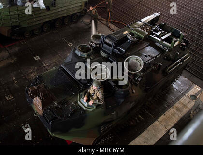 Ozean (Feb. 14, 2018) Marines bis 26 Marine Expeditionary Unit Schlauch zugewiesenen ein amphibisches Fahrzeug in das Deck des Dock Landung Schiff USS Oak Hill (LSD 51). Die Iwo Jima Amphibious Ready Gruppe begibt sich die 26 MEU und umfasst Oak Hill, die Amphibisches Schiff USS Iwo Jima (LHD7), die amphibious Transport dock Schiff USS New York (LPD 21), Flotte Op-Team 8, Hubschrauber Meer Combat Squadron 28, Tactical Air Control Squadron 22, Komponenten der Naval Beach Gruppe 2 und die begonnen, Mitarbeiter der Amphibischen Squadron 4. (U.S. Marine Stockfoto