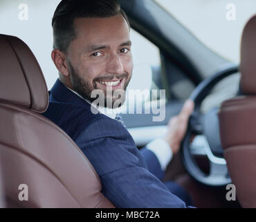 Unternehmer sitzen am Steuer eines Autos, und wenn man die Kamera Stockfoto