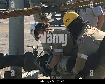 Besatzungsmitglieder aus der Military Sealift Command Schiff MT Evergreen State an CONSOL Training am Gange Auffüllung Test Site, Naval Base Port Hueneme, Calif, 24.02.12-15 teilnehmen. Die Ausbildung ist der erste von drei Phasen der Ausbildung, dass das Schiff die Konsolidierte durchführen zu tanken mit MSC bekämpfen Logistik Flotte Schiffe qualifizieren. Stockfoto