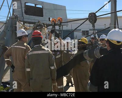 Besatzungsmitglieder aus der Military Sealift Command Schiff MT Evergreen State an CONSOL Training am Gange Auffüllung Test Site, Naval Base Port Hueneme, Calif, 24.02.12-15 teilnehmen. Die Ausbildung ist der erste von drei Phasen der Ausbildung, dass das Schiff die Konsolidierte durchführen zu tanken mit MSC bekämpfen Logistik Flotte Schiffe qualifizieren. Stockfoto