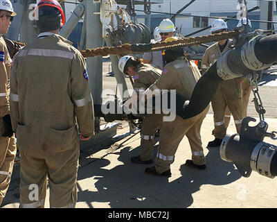 Besatzungsmitglieder aus der Military Sealift Command Schiff MT Evergreen State an CONSOL Training am Gange Auffüllung Test Site, Naval Base Port Hueneme, Calif, 24.02.12-15 teilnehmen. Die Ausbildung ist der erste von drei Phasen der Ausbildung, dass das Schiff die Konsolidierte durchführen zu tanken mit MSC bekämpfen Logistik Flotte Schiffe qualifizieren. Stockfoto
