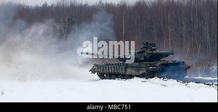 Yavoriv, der Ukraine Ukrainische Armee T-64B Tank feuert eine Runde während einer Übung an der Yavoriv Combat Training Center (CTC) Hier, 24.02.14. Den Tank gehört zur dritten Bataillon, 14 mechanisierte Brigade, die derzeit eine Ausbildung Rotation an der CTC ausfüllen. Während der Drehung, die 3-14 th wird durch US-amerikanische, kanadische, Litauisch, Polnisch betreut werden, und der britische Service Mitglieder, wie sie bei der Erreichung ihrer Ziel der NATO-Interoperabilität bemühen. (U.S. Armee Stockfoto