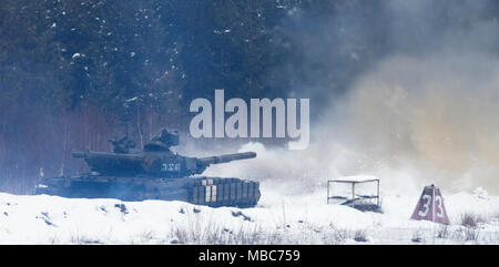 Yavoriv, der Ukraine Ukrainische Armee T-64B Tank feuert eine Runde während einer Übung an der Yavoriv Combat Training Center (CTC) Hier, 24.02.14. Den Tank gehört zur dritten Bataillon, 14 mechanisierte Brigade, die derzeit eine Ausbildung Rotation an der CTC ausfüllen. Während der Drehung, die 3-14 th wird durch US-amerikanische, kanadische, Litauisch, Polnisch betreut werden, und Großbritannien service Mitglieder, wie sie bei der Erreichung ihrer Ziel der NATO-Interoperabilität bemühen. (U.S. Armee Stockfoto