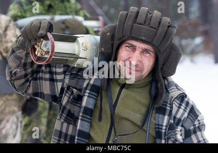 Yavoriv, der Ukraine Ukrainische Armee Soldat 3 Bataillon zugeordnet, 14 mechanisierte Brigade trägt eine Runde für ein T-64B Tank während der Vorbereitung für ein Training an der Yavoriv Combat Training Center (CTC) hier Feb 14. Derzeit 3-14 Th ist Abschluss einer Ausbildung Rotation an der CTC, wo sie von den US-amerikanischen, kanadischen, Litauisch, Polnisch betreut wird, und Großbritannien service Mitglieder, wie sie bei der Erreichung ihrer Ziel der NATO-Interoperabilität bemühen. (U.S. Armee Stockfoto