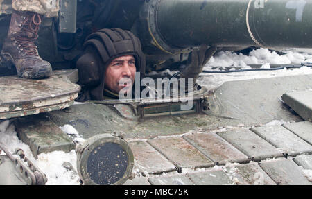 Yavoriv, der Ukraine Ukrainische Armee Soldat 3 Bataillon zugeordnet, 14 mechanisierte Brigade, betreibt ein T-64B Tanks während einer Live-fire Übung in der yavoriv Combat Training Center (CTC) hier Feb 14 durchgeführt. Derzeit 3-14 Th ist Abschluss einer Ausbildung Rotation an der CTC, wo sie von den US-amerikanischen, kanadischen, Litauisch, Polnisch betreut wird, und Großbritannien service Mitglieder, wie sie bei der Erreichung ihrer Ziel der NATO-Interoperabilität bemühen. (U.S. Armee Stockfoto