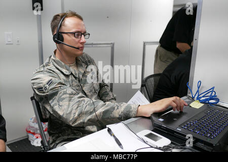 Airman 1st Class Kyle Lichtsin 154 Sicherheitskräfte Squadron fireteam Mitglied betreibt die Strafverfolgungsbehörden Operations Center neben Mitgliedern der Mississippi Abteilung der wild lebende Tiere, Fischerei und Parks spezielle Response Team, 14.02.2018, am Lager Shelby, North Carolina. Übungen wie Patriot Süden sind hervorragende Möglichkeiten für neuere Flieger, wie Lichtsin, auf höherer Ebene, Verantwortung zu übernehmen und wertvolle Erfahrungen für Ihre berufliche Entwicklung zu gewinnen. (U.S. Air National Guard Stockfoto