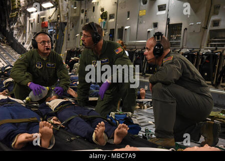 Flieger von mehreren Aeromedical evacuation Staffeln behandeln einen Patienten während eines mock Ernstfall in Route zu Jackson, Miss., Feb 14, 2018. Flieger von mehreren Aeromedical evacuation Staffeln gebildet Teams zu koordinieren zusammen für der PATRIOT South Übung arbeiten. (US Air National Guard Stockfoto