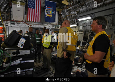 Flieger von mehreren Aeromedical evacuation Staffeln arbeiten mit zivilen Krankenschwestern und Ärzte während der PATRIOT South At Jackson Fräulein, Feb 14, 2018. PATRIOT South 2018 ist eine Übung, die lokale, staatliche und föderale Organisationen zu koordinieren, die in Reaktion auf die simulierten Notfallszenarien und zu arbeiten. (Us Air National Guard Stockfoto