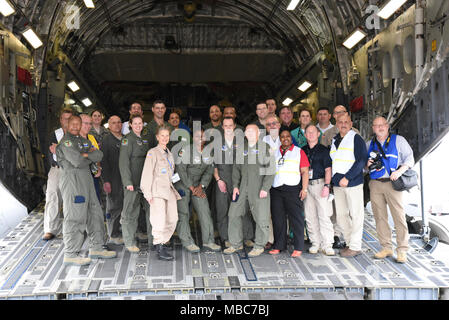 Flieger von mehreren Aeromedical evacuation Staffeln arbeiten mit zivilen Krankenschwestern und Ärzte während der PATRIOT South At Jackson Fräulein, Feb 14, 2018. PATRIOT South 2018 ist eine Übung, die lokale, staatliche und föderale Organisationen zu koordinieren, die in Reaktion auf die simulierten Notfallszenarien und zu arbeiten. (Us Air National Guard Stockfoto