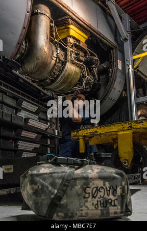 Flieger arbeiten an der C-130H Hercules während einer Zeitungleiche Inspektion am 14.02.2018, an der 179th Airlift Wing, Mansfield, Ohio. Die 179Th Maintenance Group führt eine vollständige Inspektion der vor kurzem erworbenen Flugzeuge von Yokota Air Base, Japan, ein Flugzeug historisch in der US Air Force bekannt als 'Damien' für seine einzigartige Schwanz zahlen von 666. (U.S. Air National Guard Stockfoto