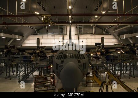 Flieger arbeiten an der C-130H Hercules während einer Zeitungleiche Inspektion am 14.02.2018, an der 179th Airlift Wing, Mansfield, Ohio. Die 179Th Maintenance Group führt eine vollständige Inspektion der vor kurzem erworbenen Flugzeuge von Yokota Air Base, Japan, ein Flugzeug historisch in der US Air Force bekannt als 'Damien' für seine einzigartige Schwanz zahlen von 666. (U.S. Air National Guard Stockfoto