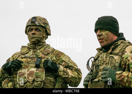 1. Lt Evan Finnane (links) und Staff Sgt. Jason Catour, mit 1St Battalion, 7th Field Artillery Regiment, 2. gepanzerte Brigade Combat Team, 1.Infanterie Division Hören zu einem Konvoi kurze Feb.15, 2018 in Grafenwöhr, Deutschland. Finnane ist die Teilnahme an einem einwöchigen Kurs Paladin Führer Führer für platoon und die Vorbereitung auf Auslandseinsätze. (U.S. Armee Stockfoto