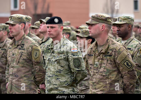 Us-Armee Soldaten und eine kroatische Armee Soldaten stehen in der Ausbildung während der Experte Infanterist Abzeichen (EIB) Zeremonie an Caserma Del Din, Vicenza, Italien, 15. Febr. 2018. (U.S. Armee Stockfoto