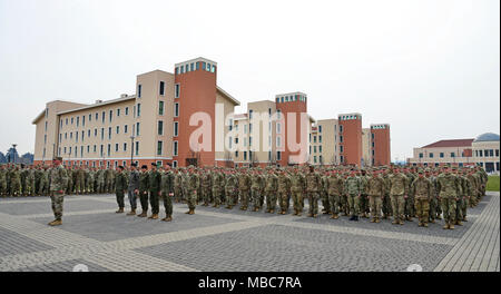 Us-Armee Fallschirmjäger von 173Rd Airborne Brigade, 2nd Cavalry Regiment von Vilsek, Deutschland, 1-4 Infanterie aus JMRC in Hohenfelds, Deutschland, Soldaten aus Kroatien, Spanien, Polen, Italien und Slowenien stehen in der Ausbildung während der Experte Infanterist Abzeichen (EIB) Zeremonie an Caserma Del Din, Vicenza, Italien, 15. Febr. 2018. (U.S. Armee Stockfoto