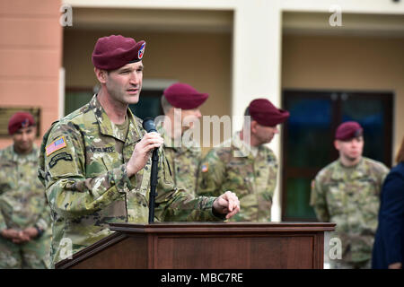 Oberst James B. Bartholomees III, Kommandant der 173Rd Airborne Brigade, spricht während der Experte Infanterist Abzeichen (EIB) Zeremonie an Caserma Del Din, Vicenza, Italien, 15. Febr. 2018. (U.S. Armee Stockfoto