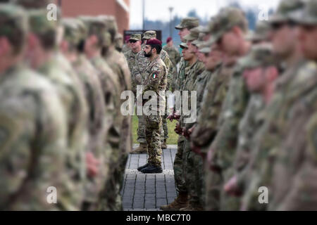 Eine italienische Armee Soldat steht in der Ausbildung während der Experte Infanterist Abzeichen (EIB) Zeremonie an Caserma Del Din, Vicenza, Italien, 15. Febr. 2018. (U.S. Armee Stockfoto