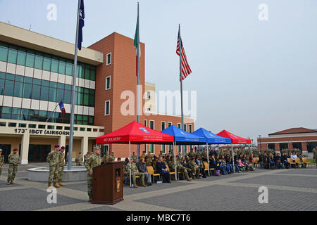 Command Sgt. Maj. Jeremia E. Inman, CSM der U.S. Army Afrika, spricht während der Experte Infanterist Abzeichen (EIB) Zeremonie an Caserma Del Din, Vicenza, Italien, 15. Febr. 2018. (U.S. Armee Stockfoto