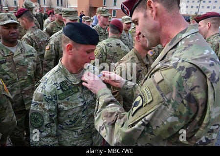 Oberst James B. Bartholomees III, Kommandant der 173Rd Airborne Brigade (rechts), die Stifte der Experte Infanterist Abzeichen (EIB) auf einem kroatischen Armee Soldat während der Experte Infanterist Abzeichen (EIB) Zeremonie an Caserma Del Din, Vicenza, Italien, 15. Febr. 2018. (U.S. Armee Stockfoto