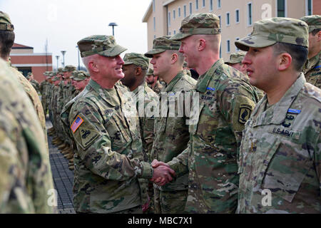 Brig. Gen. Eugene J. LeBoeuf, Commander, U.S. Army Afrika (links), gratuliert der US-Armee Fallschirmjäger auf die 173Rd Airborne Brigade während der Experte Infanterist Abzeichen (EIB) Zeremonie an Caserma Del Din, Vicenza, Italien, 15. Febr. 2018 zugeordnet. (U.S. Armee Stockfoto