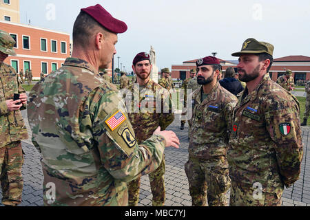 Command Sgt. Maj. Franklin Velez Der 173Rd Airborne Brigade (links), gratuliert der Italienischen Armee Soldaten während der Experte Infanterie Abzeichen Zeremonie an Caserma Del Din, Vicenza, Italien, 15. Febr. 2018. (U.S. Armee Stockfoto