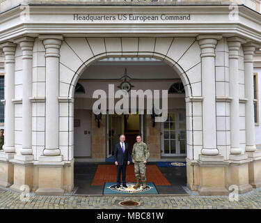 Verteidigungsminister Jim Mattis trifft sich mit Gen. Curtis Scaparrotti, Commander, U.S. European Command, während der Stuttgart, Deutschland Station seiner Reise nach Europa Februar 15, 2018. Der Sekretär Mattis Rede und folgende Q&A auf die Unterstützung der NATO, bereit, Kräfte und das Konzept, dass 'Deterrence ist dynamisch ausgerichtet. (U.S. Armee Stockfoto