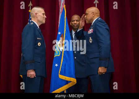 Maxwell AFB, AL - Die Luft, die Universität die Annahme des Befehls Zeremonie für Lt Gen Anthony J. Baumwolle Donnerstag, 15 Februar 2018 mit Lt Gen Steve Kwast Commander von Luft- und Weiterbildung Befehl als Vorsitzende. Lt Gen Baumwolle übernimmt als Kommandeur und Präsident der Universität. (USAF Foto von Donna L. Burnett) Stockfoto