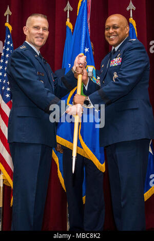 Maxwell AFB, AL - Die Luft, die Universität die Annahme des Befehls Zeremonie für Lt Gen Anthony J. Baumwolle Donnerstag, 15 Februar 2018 mit Lt Gen Steve Kwast Commander von Luft- und Weiterbildung Befehl als Vorsitzende. Lt Gen Baumwolle übernimmt als Kommandeur und Präsident der Universität. (USAF Foto von Donna L. Burnett) Stockfoto