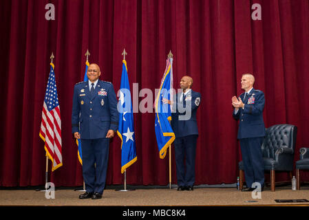 Maxwell AFB, AL - Die Luft, die Universität die Annahme des Befehls Zeremonie für Lt Gen Anthony J. Baumwolle Donnerstag, 15 Februar 2018 mit Lt Gen Steve Kwast Commander von Luft- und Weiterbildung Befehl als Vorsitzende. Lt Gen Baumwolle übernimmt als Kommandeur und Präsident der Universität. (USAF Foto von Donna L. Burnett) Stockfoto