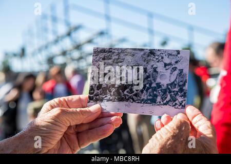 Pensionierte US Marine Corps Sergeant Edward Mix, ein 5. Marine Division Iwo Jima Veteran, Aktien ein Foto während der Schlacht von Iwo Jima in einer Tour der Marine Corps Base Camp Pendleton im Gedenken der 73 d Jahrestag der Schlacht von Iwo Jima, Feb 15, 2018 übernommen. Iwo Jima wurde einem großen Weltkrieg II Kampf, in dem die United States Marine Corps auf und schließlich eroberte die Insel Iwo Jima aus der japanischen kaiserlichen Armee landete. Veteranen der Schlacht und ihre Familienmitglieder wurden in Camp Pendleton eingeladen für eine Tour, welche eine spezielle Reaktion team Static Display, Mahlzeit bereit, Stockfoto