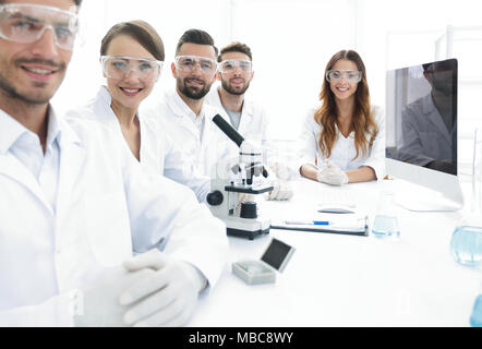 Männliche Wissenschaftler und das Team im Labor. Stockfoto