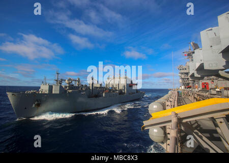 Das Kraftstoff und Nachschub gibt, die von der Flotte Auffüllung ship USNS Robert E. Perry (T-AO-5) an die Amphibisches Schiff USS Iwo Jima (LHD 7) Während eine Auffüll-anforderung auf See Mission mit dem 26 Marine Expeditionary Unit (MEU), Februar 15, 2018 im Atlantischen Ozean übertragen. Auffüllung auf See Missionen sind entscheidend für den Erfolg der ARG/MEU Mission und damit die Schiffe auf See für längere Zeit zu bleiben. (U.S. Marine Corps Stockfoto