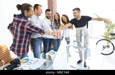 Handshake Kollegen in Creative Studio Stockfoto