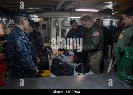 Washington (Feb. 15, 2018) Unterstaatssekretär der Marine, der Frau Abgeordneten Thomas B. Modly, erörtert die generative Fertigung mit Segler in der Maschinenhalle an Bord der USS John C Stennis (CVN 74). Modly war an Bord für eine Tour des Schiffes und Matrosen und Befehl Führung zu sprechen. John C Stennis im Hafen die Durchführung von routinemäßigen Schulung wie sie fortfährt, die Vorbereitung für die nächste geplante Bereitstellung. (U.S. Marine Stockfoto