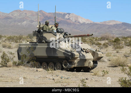 In FORT IRWIN, Kalifornien - Troopers vom 11 Armored Cavalry Regiment verteidigen zentralen Korridor der National Training Center gegen angreifende Elemente der 3. Reiterregiment, von Fort Hood, Texas. Feb 16, 2018. Diese Phase des Kampfes gegen die "Brave Gewehre "Brigade Fähigkeit Terrain gegen eine in der Nähe von-peer Gegner zu verteidigen. (U.S. Armee Stockfoto