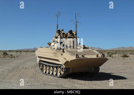 In FORT IRWIN, Kalifornien - 11 Armored Cavalry Regiment troopers ihre Position gegen angreifende Elemente der 3. Reiterregiment verteidigen, von Fort Hood, Texas. Feb.16, 2018 in zentralen Korridor der National Training Center. Diese Phase des Kampfes gegen die "Brave Gewehre "Brigade Fähigkeit Terrain gegen eine in der Nähe von-peer Gegner zu verteidigen. (U.S. Armee Stockfoto