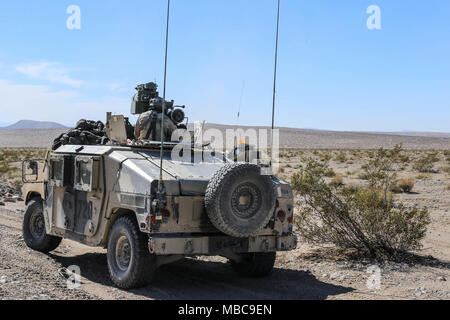 In FORT IRWIN, Kalifornien - 11 Armored Cavalry Regiment troopers ihre Position gegen angreifende Elemente der 3. Reiterregiment verteidigen, von Fort Hood, Texas. Feb.16, 2018 in zentralen Korridor der National Training Center. Diese Phase des Kampfes gegen die "Brave Gewehre "Brigade Fähigkeit Terrain gegen eine in der Nähe von-peer Gegner zu verteidigen. (U.S. Armee Stockfoto